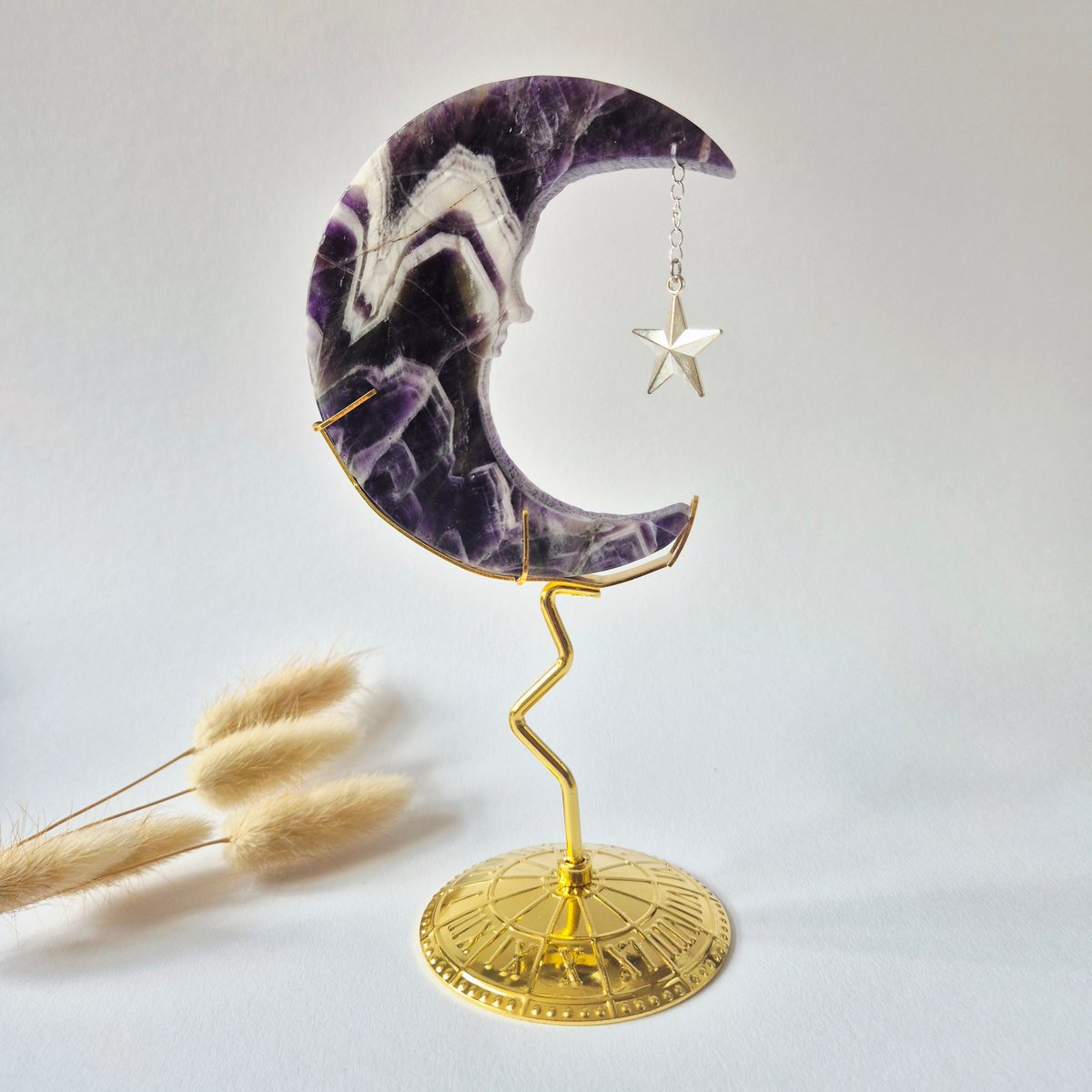Dream Amethist Maan Op Goudkleurige Standaard – 10Cm #10 - Edelsteen Gezicht Gravure Spiritueel Interieur