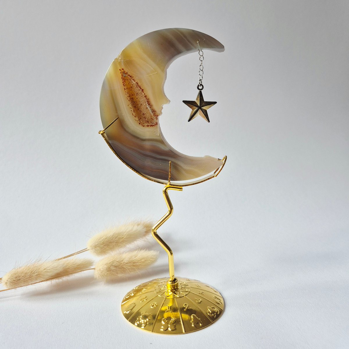 Druzy Grijze Agaat Maan Op Goudkleurige Standaard – 10Cm #17 - Edelsteen Gezicht Gravure Spiritueel Interieur