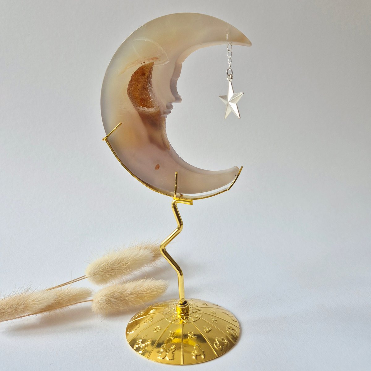 Druzy Grijze Agaat Maan Op Goudkleurige Standaard – 10Cm #8 - Edelsteen Gezicht Gravure Spiritueel Interieur
