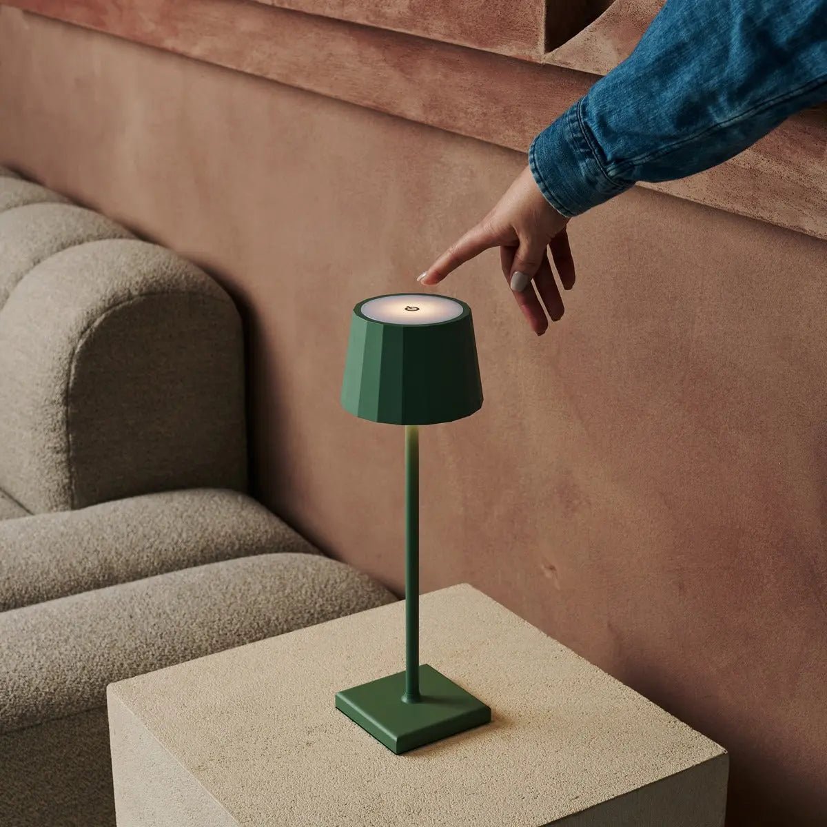 Combiset Professioneel | 8 X Wouter Sage Green Oplaadbare Tafellampen En Laadstation
