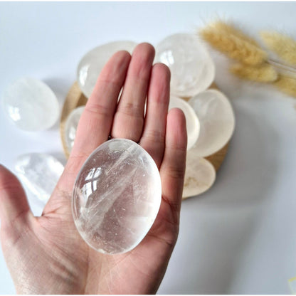 Edelsteen Bergkristal Palmsteen (6-8 Cm) – Zuiverheid & Energieversterking Handsteen Worrystone Zorgensteen (Kopie)
