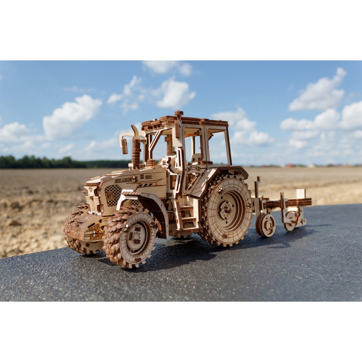 Eco Wood Art (Ewa) 3D Mechanische Puzzel Tractor Belarus 82.3 Met Ploeg (Plow), 3892, 36,2X11,8X15,6Cm