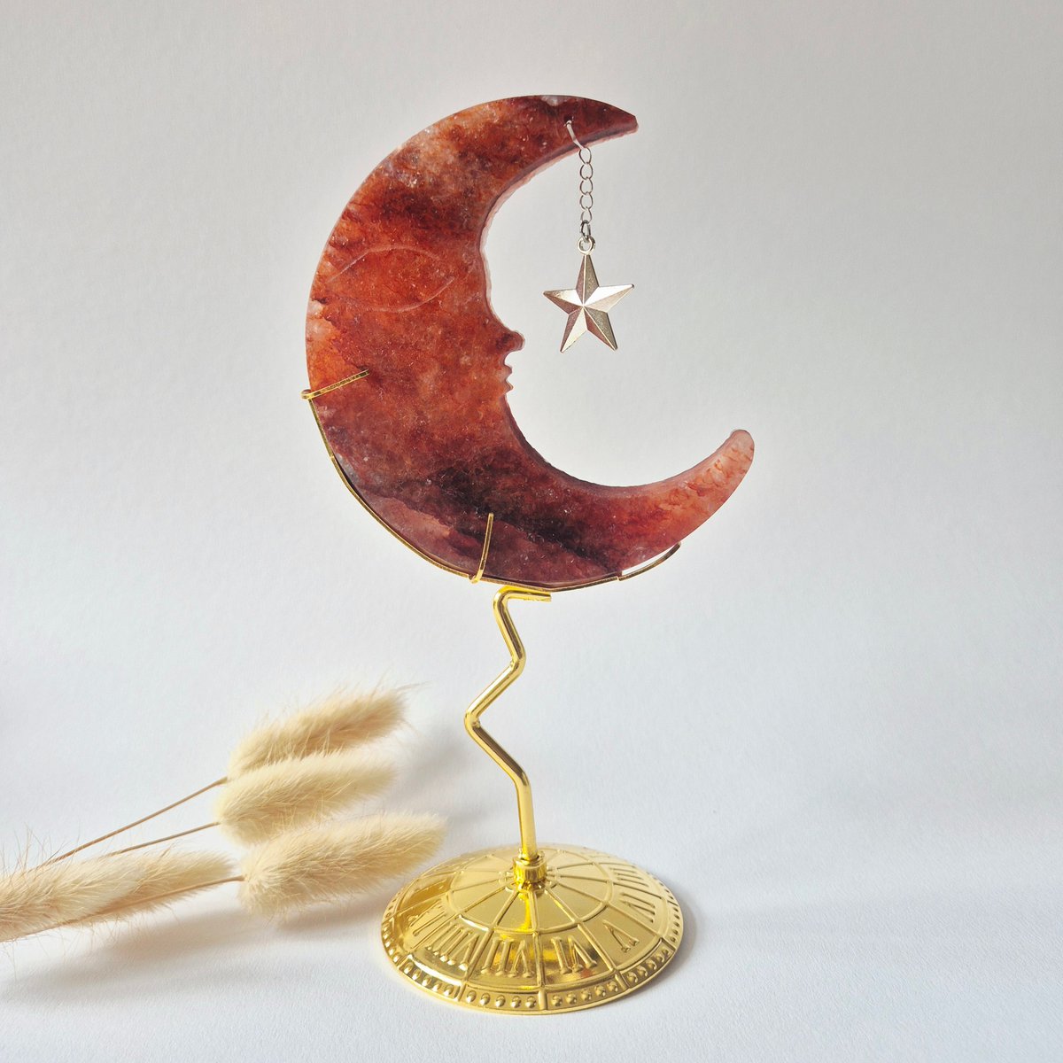 Fire Quartz Maan Op Goudkleurige Standaard – 10Cm - Edelsteen Gezicht Gravure Spiritueel Interieur (Hematoïde Kwarts)