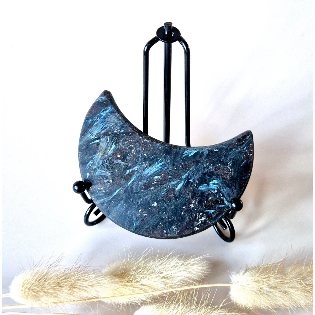 Firework Stone Maan Op Standaard (7–9 Cm) – Kosmisch & Krachtig