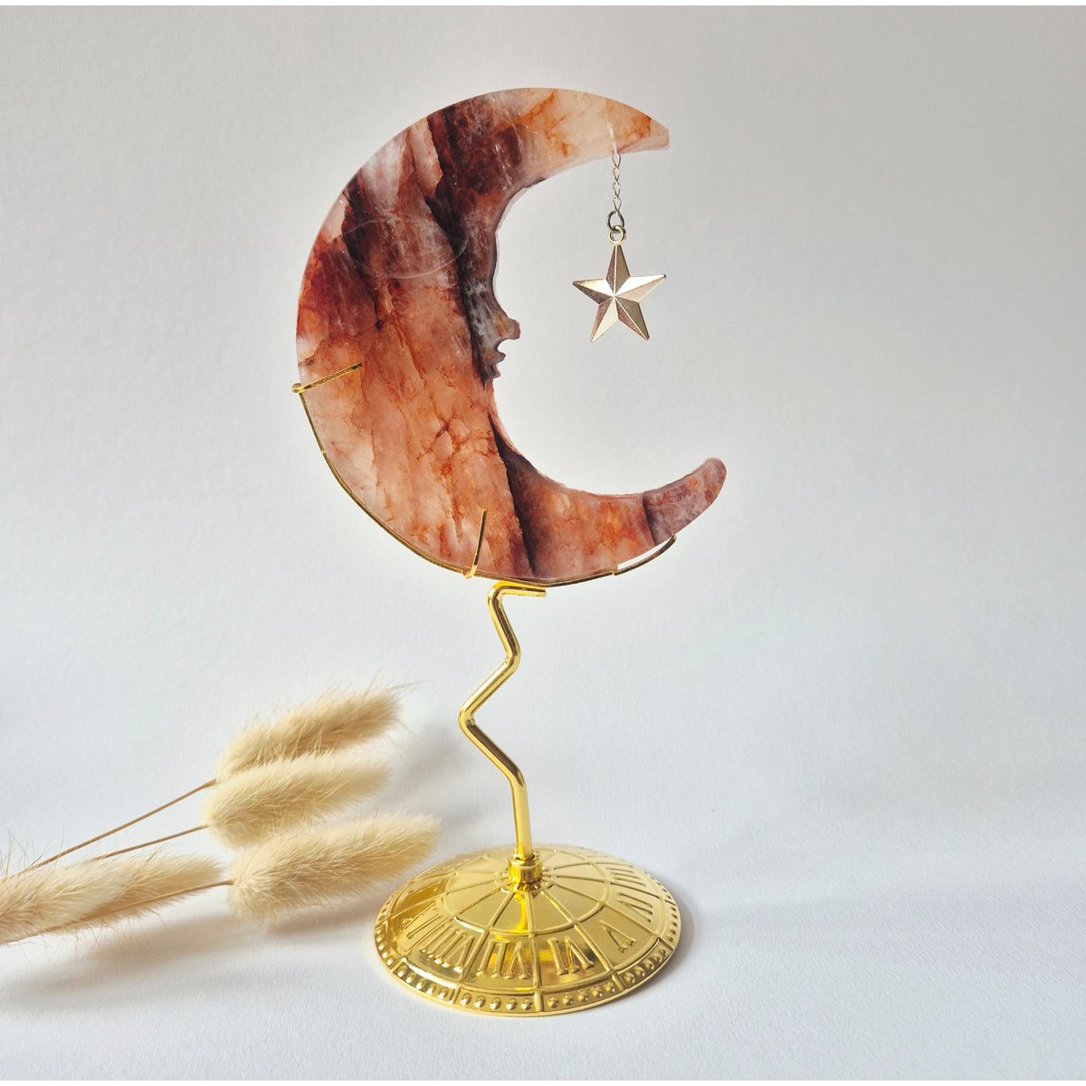 Fire Quartz Maan Op Goudkleurige Standaard – 10Cm - Edelsteen Gezicht Gravure Spiritueel Interieur (Hematoïde Kwarts)