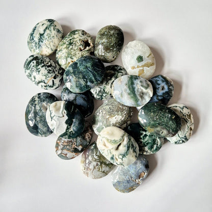 Edelsteen Mosagaat Palmsteen (6-8 Cm) – Aarding & Natuurlijke Groei Handsteen Worrystone Zorgensteen