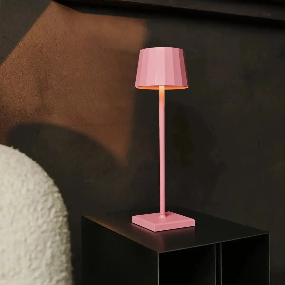 Combiset Professioneel | 8 X Wouter Flamingo Roze Oplaadbare Tafellampen & Oplaadstation