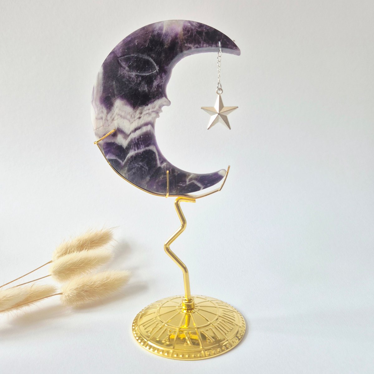 Dream Amethist Maan Op Goudkleurige Standaard – 10Cm #17 - Edelsteen Gezicht Gravure Spiritueel Interieur